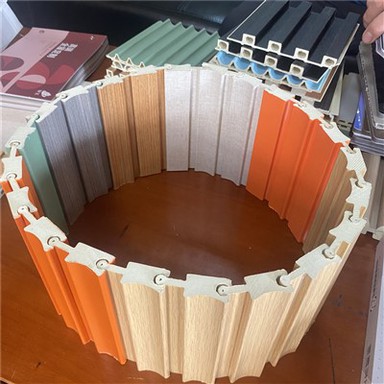 Obloga sa kružnim stupovima zakrivljenih savitljivih drvenih zidnih panela